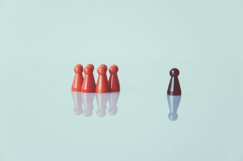 help your child against peer pressure, 5 red game pieces with a black one stood apart